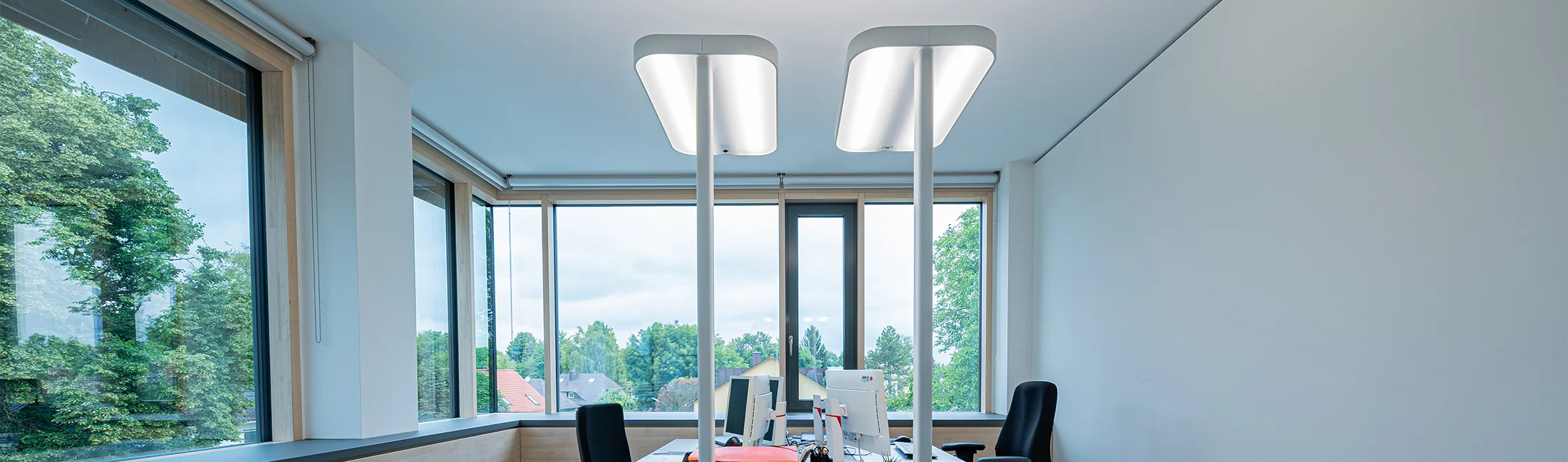 Büro Ausleuchtung die mit Stehleuchte Eine LED optimale für