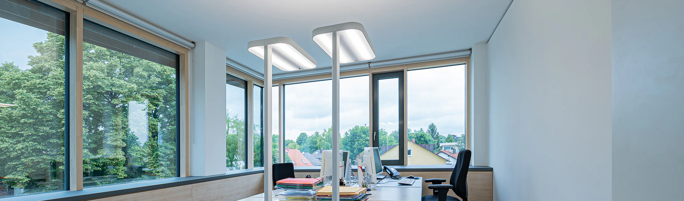 Eine Büro Stehleuchte mit LED für die optimale Ausleuchtung